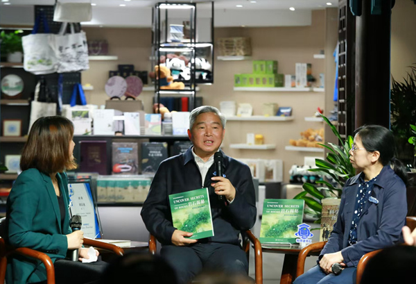 劉漢龍向與會嘉賓薦書。張?jiān)磾z