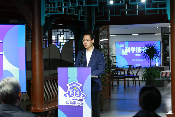 重慶大學(xué)黨委常委、副校長李劍致辭。張?jiān)磾z