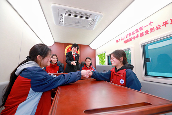 孩子們在車載便民法庭上模擬案件調(diào)解過程。開州區(qū)人民法院供圖