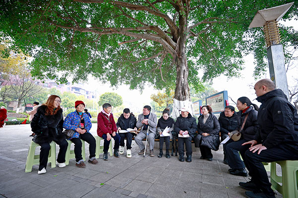 法庭開展院壩調(diào)解，磋商金融糾紛具體賠償金額。開州區(qū)人民法院供圖