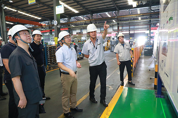 干警前往企業(yè)調(diào)查了解企業(yè)法治需求。開州區(qū)人民法院供圖