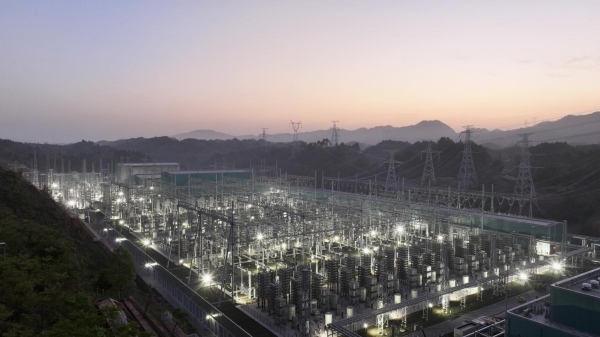 渝北換流站內(nèi)通宵達(dá)旦開展交流設(shè)備帶電調(diào)試。劉青川攝