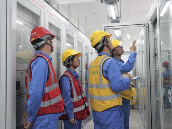 國網(wǎng)重慶超高壓公司員工正在開展交流系統(tǒng)帶電調(diào)試。王鵬攝