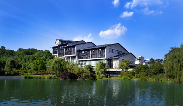 中山圖書館湖光樓影。重慶理工大學(xué)供圖