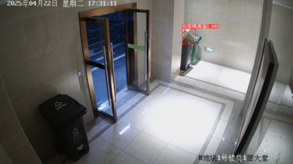 萬科物業(yè)在管小區(qū)的“AI大腦”自動(dòng)識(shí)別出垃圾桶滿溢。萬科物業(yè)供圖