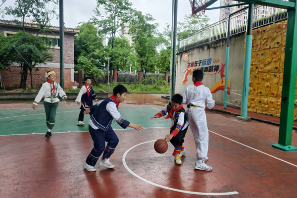 籃球場上的風(fēng)采躍動。雙福三小供圖