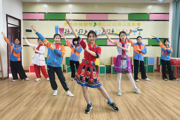 美娃俱樂部里的小老師。雙福三小供圖