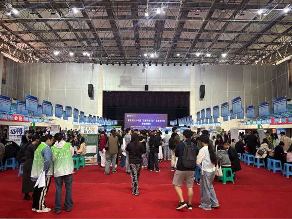 招聘會(huì)現(xiàn)場(chǎng)。陳卓攝