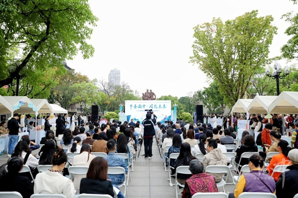 渝中區(qū)首屆全民悅讀季暨公共圖書館服務(wù)宣傳周活動啟動。向勇 攝