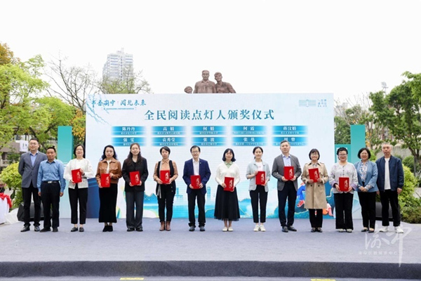 啟動儀式為渝中區(qū)全民閱讀點燈人頒發(fā)榮譽(yù)證書。向勇 攝