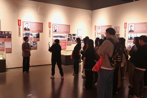 該學(xué)院黨委副書(shū)記陳娜為學(xué)子們解讀中國(guó)共產(chǎn)黨人精神譜系。王藝霏攝