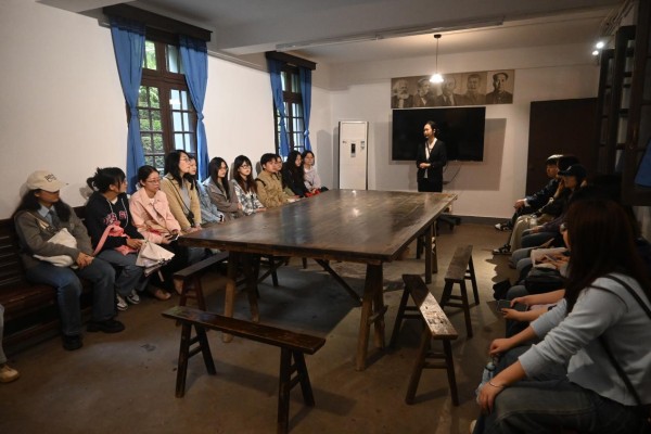 同學(xué)們?cè)诰韧鍪易黧w驗(yàn)、聽(tīng)講解。王藝霏攝