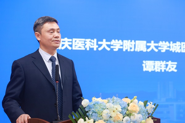 活動(dòng)現(xiàn)場，譚群友分享他做機(jī)器人手術(shù)心路歷程。曾英豪攝