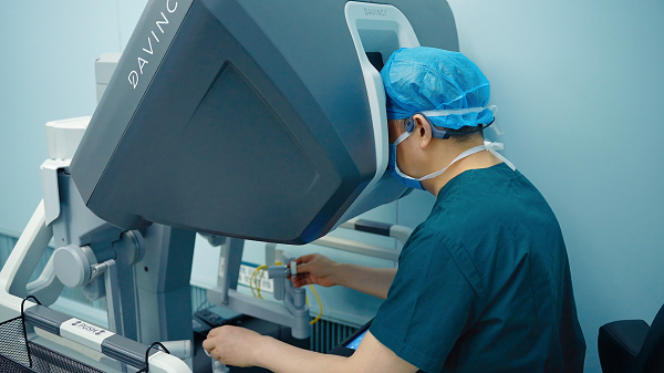 在機(jī)器人輔助下，譚群友為患者實(shí)施肺部手術(shù)。重醫(yī)附屬大學(xué)城醫(yī)院供圖