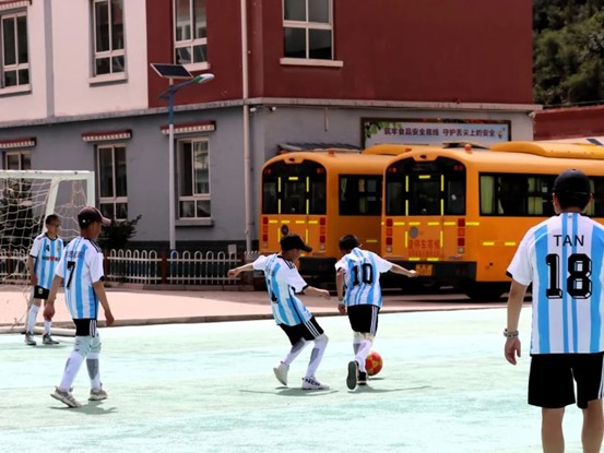 孩子們踢球訓(xùn)練日常。重慶市第十批援藏工作隊(duì)供圖