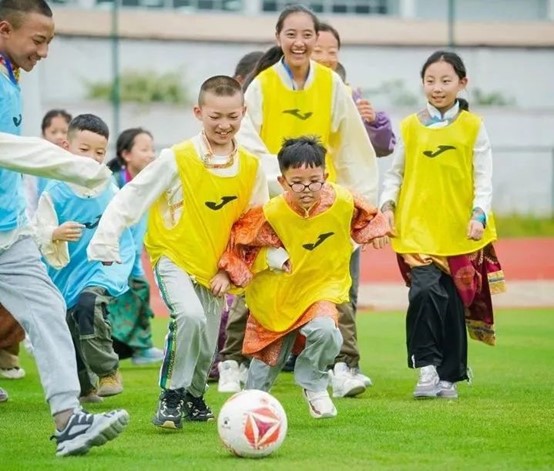 孩子們?cè)阢~梁龍隊(duì)訓(xùn)練場(chǎng)開展活動(dòng)。重慶銅梁龍足球俱樂部供圖