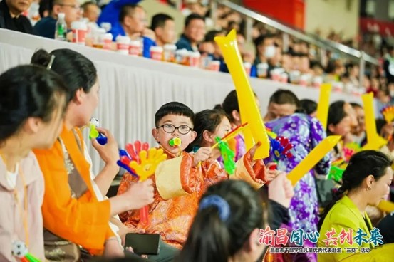 昌都孩子在觀眾席為銅梁龍足球隊(duì)加油。重慶銅梁龍足球俱樂部供圖