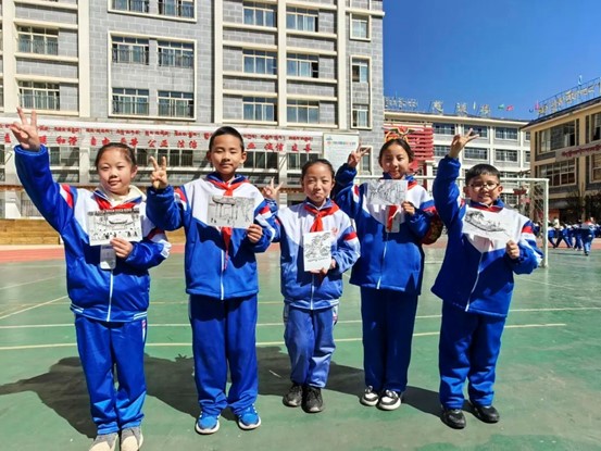 昌都孩子收到銅梁龍隊(duì)球員手寫的明信片。重慶銅梁龍足球俱樂部供圖