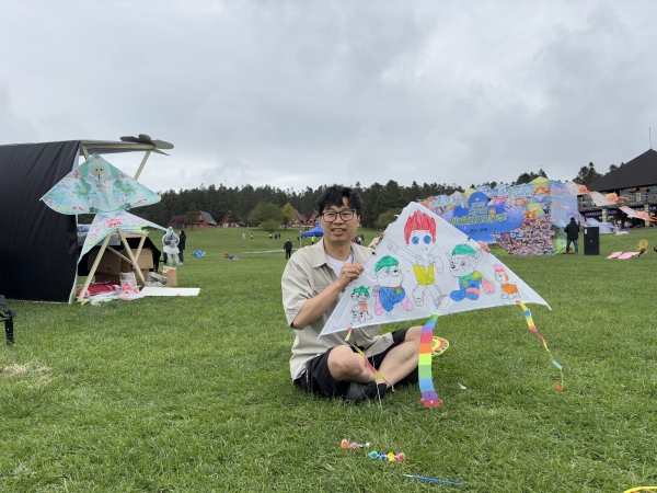 游客展示自己制作的風箏。武隆區(qū)委宣傳部供圖