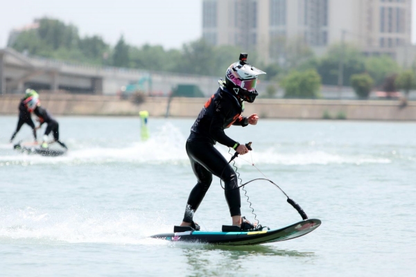 國(guó)內(nèi)外選手逐浪烏江。主辦方供圖