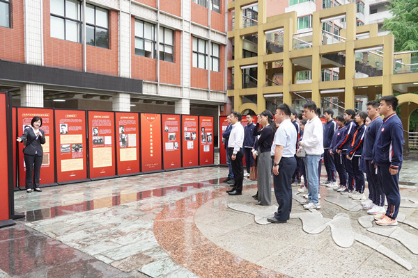 師生參觀“紅巖精神 永放光芒”主題展覽。重慶一中供圖