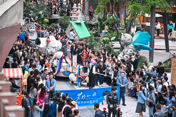 怪車主題巡游現(xiàn)場。重慶光環(huán)供圖