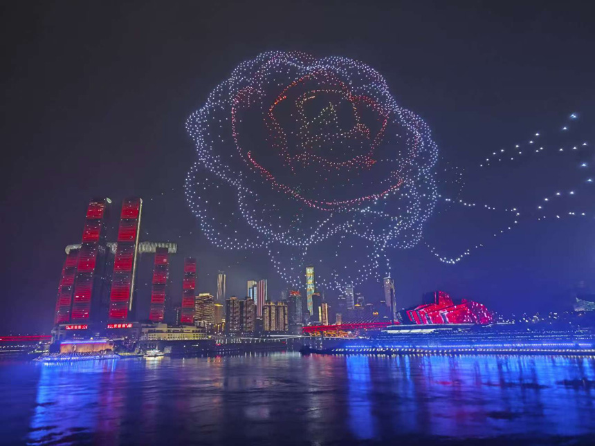 重慶“兩江四岸”啟動常態(tài)化無人機燈光秀展演，為觀眾帶來一場“光影盛宴”。郭旭攝