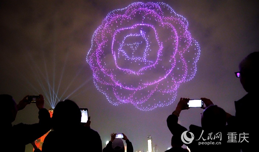重慶“兩江四岸”啟動常態(tài)化無人機燈光秀展演，吸引不少市民、游客前來觀賞。人民網記者 劉祎攝