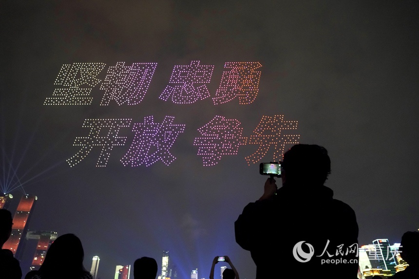 重慶“兩江四岸”啟動常態(tài)化無人機燈光秀展演，吸引不少市民、游客前來觀賞。人民網記者 劉祎攝