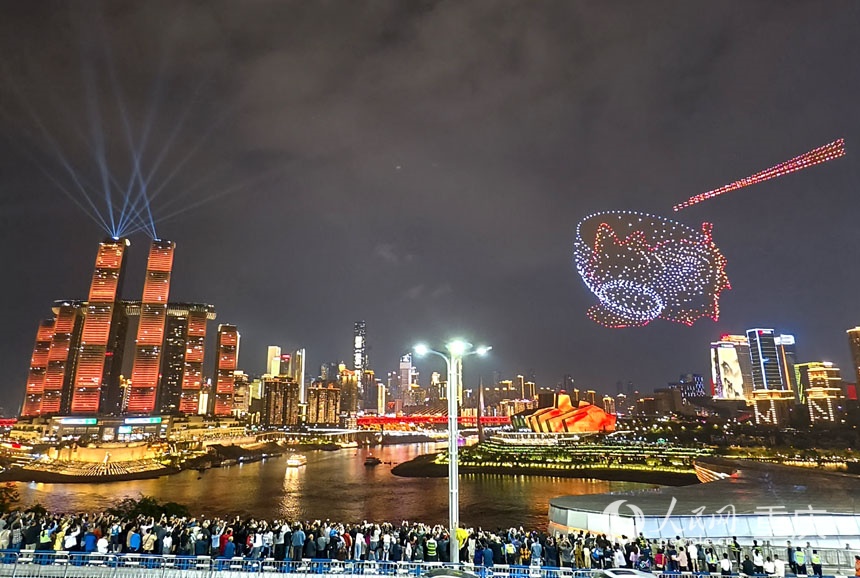 重慶“兩江四岸”啟動常態(tài)化無人機燈光秀展演，吸引不少市民、游客前來觀賞。陳琦攝