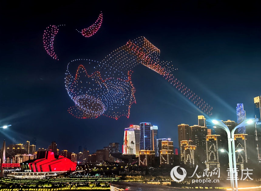 重慶“兩江四岸”啟動(dòng)常態(tài)化無(wú)人機(jī)燈光秀展演，吸引不少市民、游客前來(lái)觀賞。陳琦攝