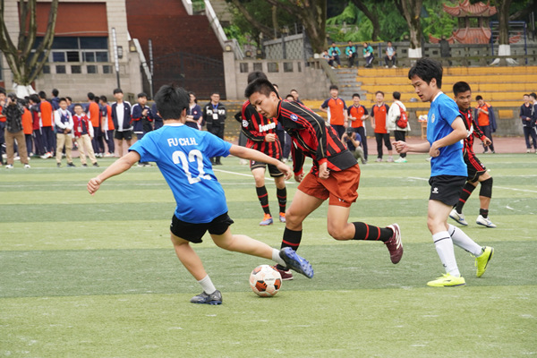 足球賽比拼。重慶一中供圖