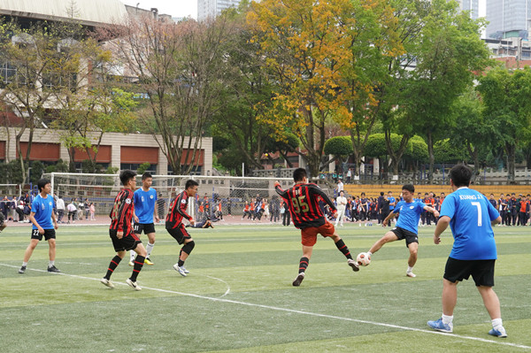 足球賽比拼。重慶一中供圖