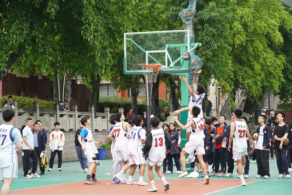 籃球賽拼搶。重慶一中供圖