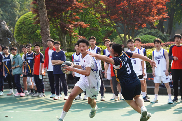 籃球賽拼搶。重慶一中供圖