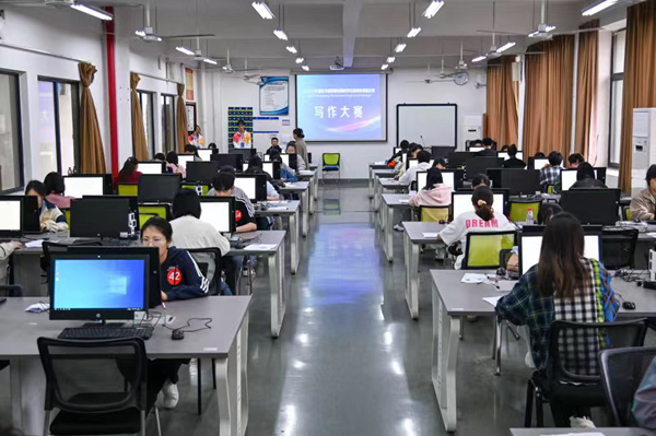 英語寫作比賽現(xiàn)場。重慶工程職業(yè)技術(shù)學(xué)院供圖