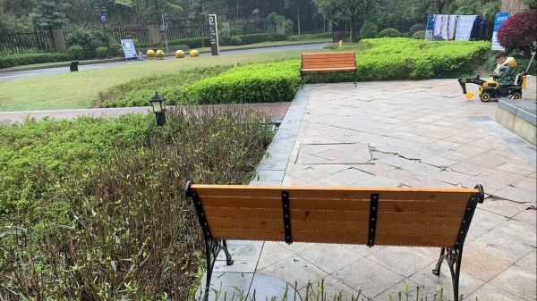 新安裝的小區(qū)便民座椅。楊銳攝