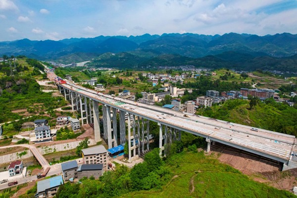 萬開達(dá)高速岳溪河大橋T梁架設(shè)全面完成。王長(zhǎng)宇攝