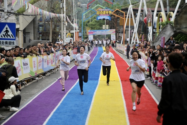 高跟鞋彩色跑活動(dòng)現(xiàn)場。景區(qū)供圖