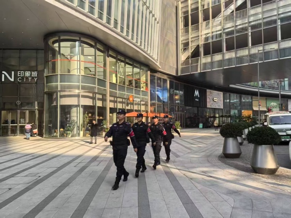 渝中區(qū)化龍橋街道群防機(jī)動(dòng)隊(duì)巡邏防控。受訪單位供圖