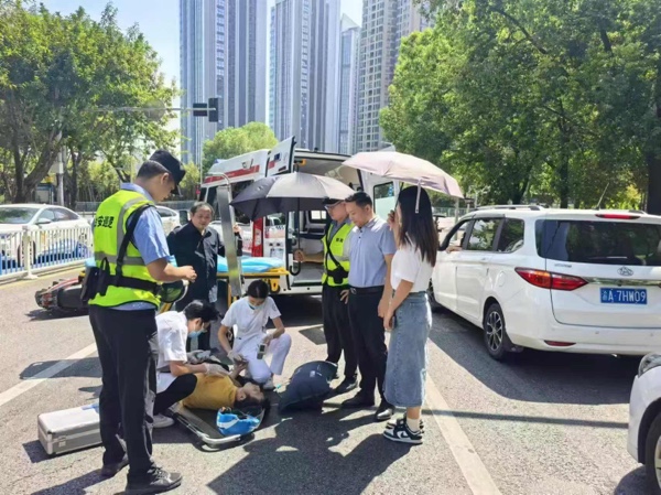 渝中區(qū)化龍橋街道群防機(jī)動(dòng)隊(duì)開展救助工作。受訪單位供圖