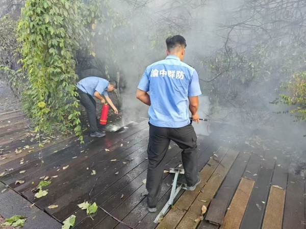 綠化帶著火，渝中區(qū)化龍橋街道群防機(jī)動(dòng)隊(duì)及時(shí)撲滅。受訪單位供圖