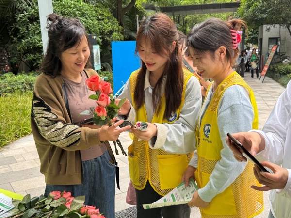 大石壩街道居民居民通過(guò)"小熊分分"小程序兌換鮮花。受訪單位供圖