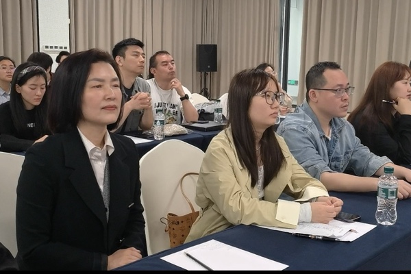 川渝新聞業(yè)務(wù)大講堂現(xiàn)場，新聞工作者仔細聆聽。楊圣龍攝