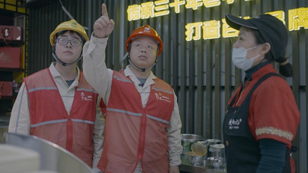 廖偉巡檢城區(qū)線路，向鹵鵝商戶宣傳安全用電知識。國網(wǎng)重慶永川供電公司供圖