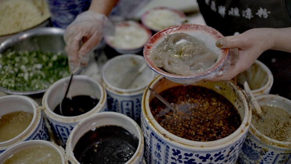 打卡榮昌特色涼粉。國網(wǎng)重慶永川供電公司供圖