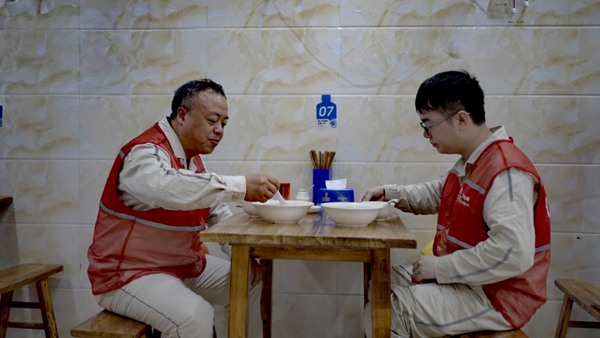 打卡榮昌羊肉湯。國網(wǎng)重慶永川供電公司供圖