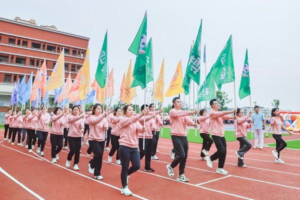 入場式彩旗隊方陣。朝陽幼兒園供圖