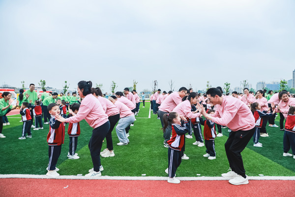 親子律動《奔跑吧少年》。朝陽幼兒園供圖