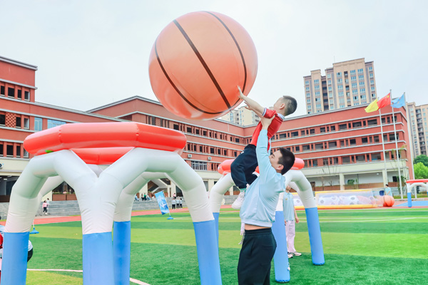 投籃高手。朝陽幼兒園供圖